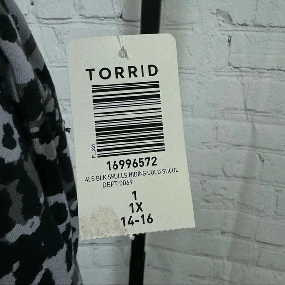 Torrid Lovesick Black and Gray Skeleton Camo Shirt Size 1X - Picture 4 of 6